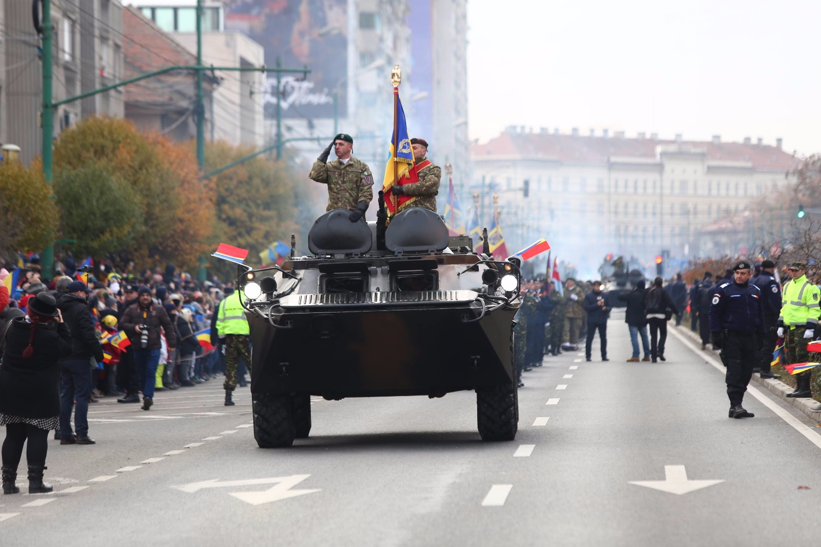 GALERIE FOTO/ Mii de timișoreni au înfruntat frigul să vadă parada militară. Și aici oamenii au huiduit discursul transmis de Viorica Dăncilă