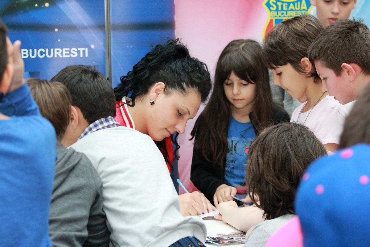 Virgil Stănescu, președintele echipei de baschet Steaua, a dat lecții de baschet în mall