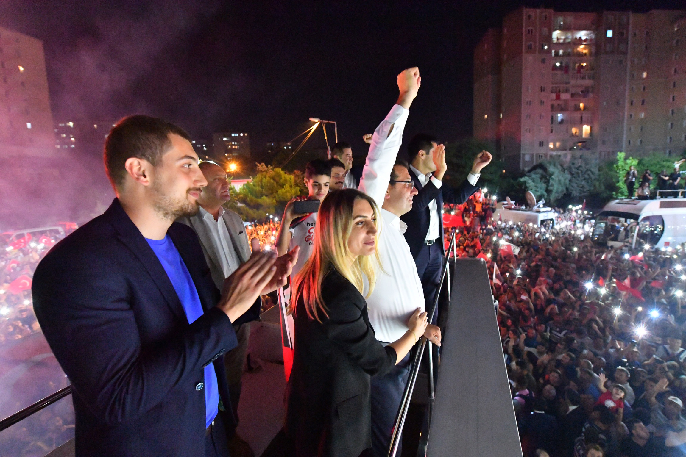Zeci de mii de oameni au sărbătorit în stradă victoria opoziției la alegerile locale din Istanbul. Erdogan l-a felicitat pe câștigător