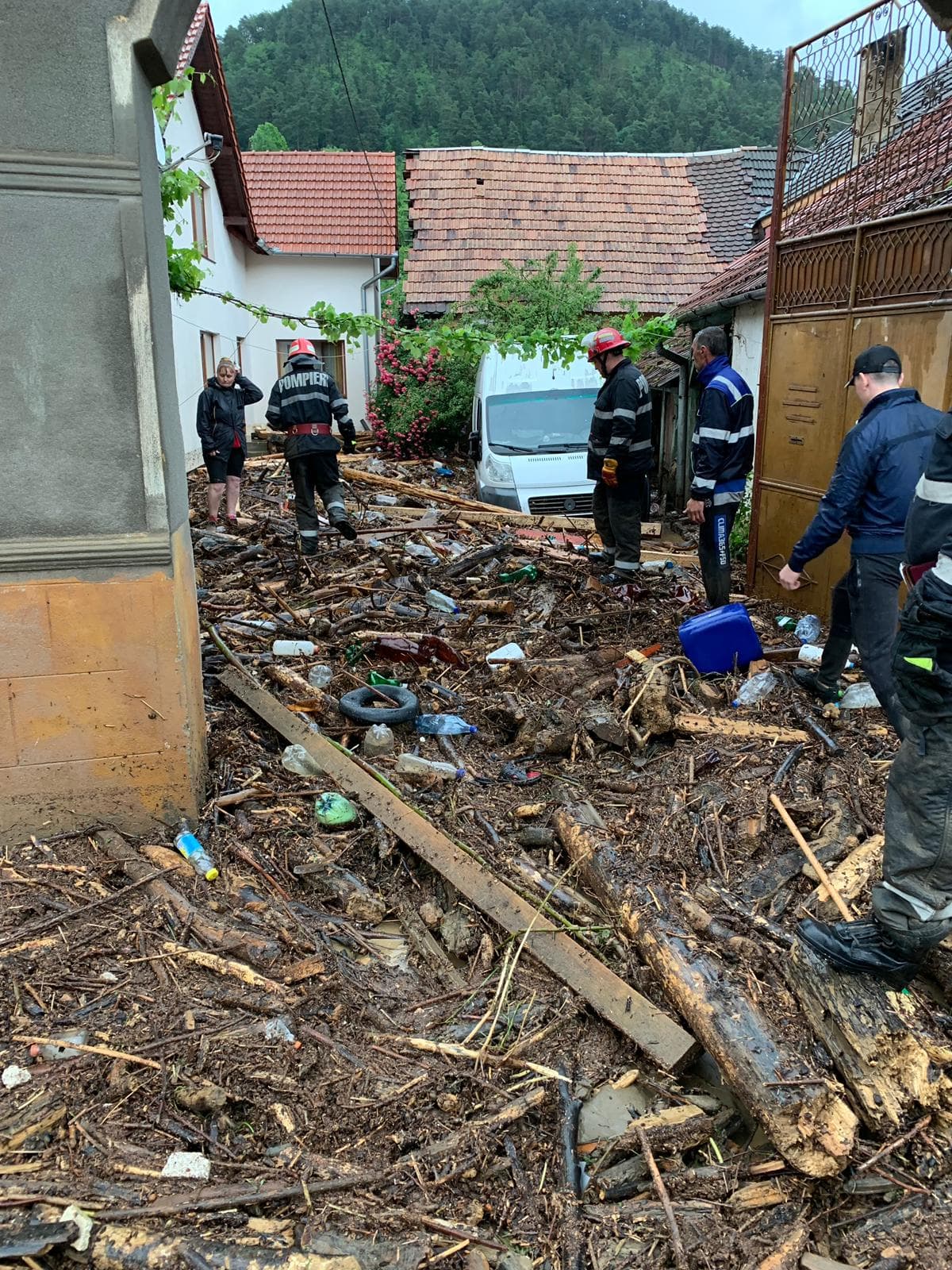FOTO/ Inundațiile au făcut prăpăd în Alba, cu drumuri blocate de noroaie și mașini răsturnate de viitură. Imaginile dezastrului