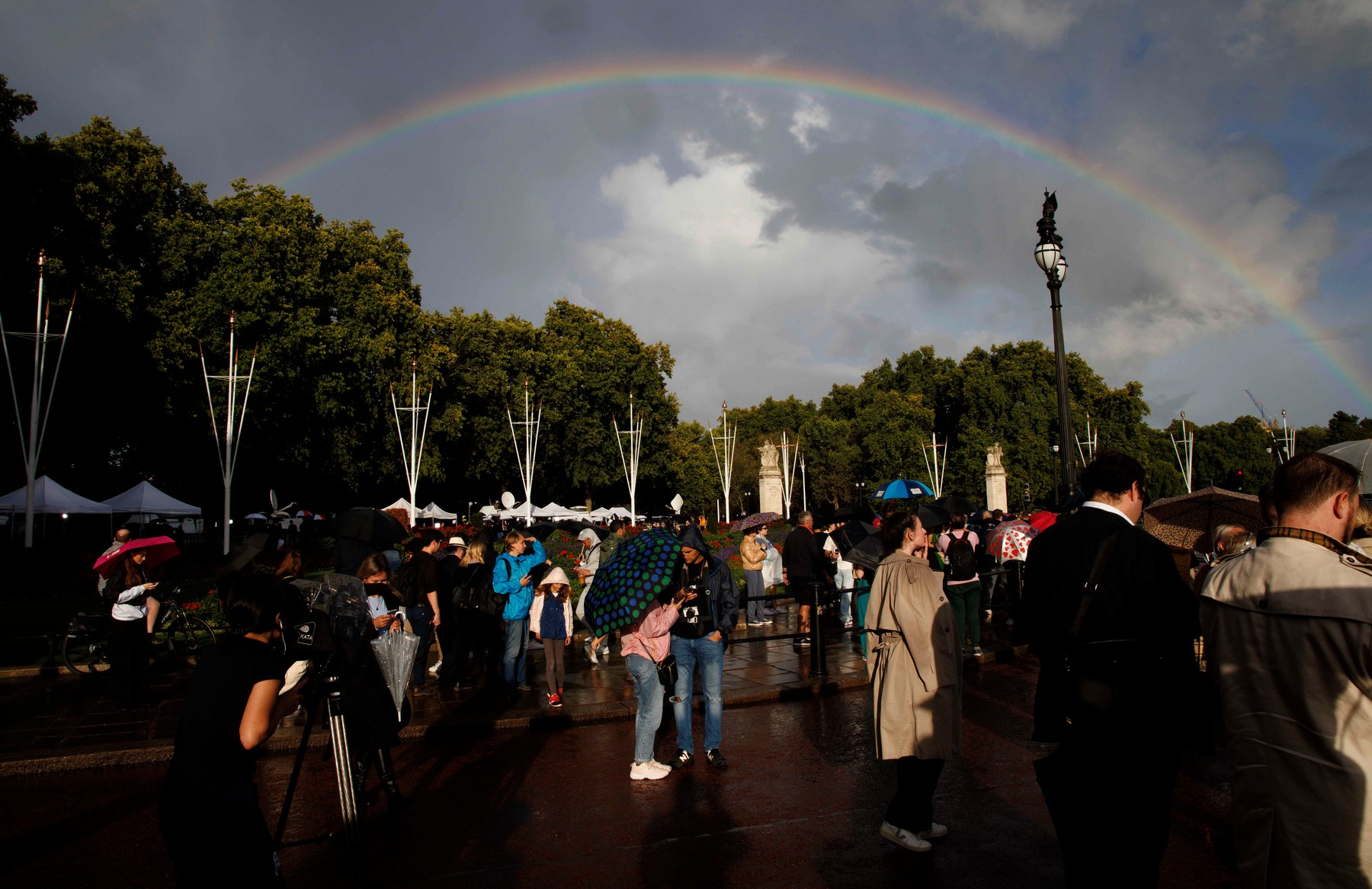 Curcubeu dublu deasupra Palatului Buckingham, după moartea Reginei Elisabeta a II-a