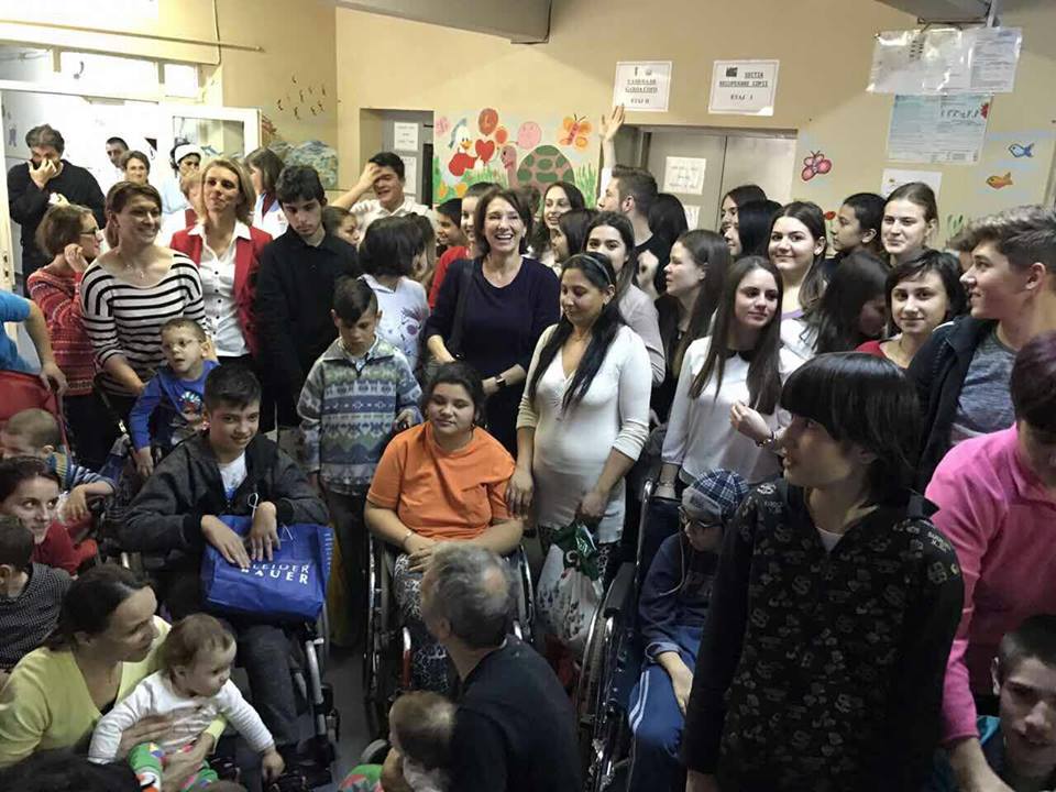 Carmen Iohannis le-a dus cadouri bolnavilor de la Spitalul de Pediatrie