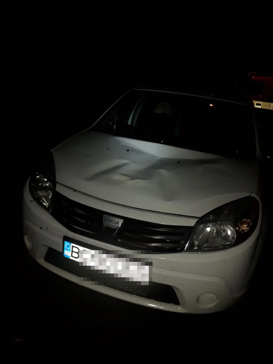 Acoperiș smuls de vânt, la Bacău, în timpul unei furtuni puternice