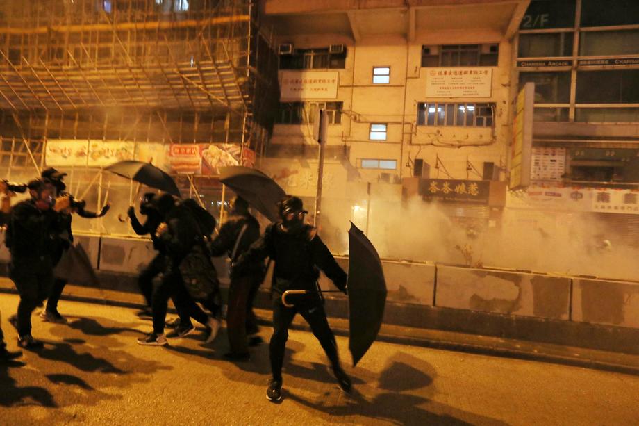 De Revelion, la Hong Kong s-au ciocnit cocktailuri Molotov