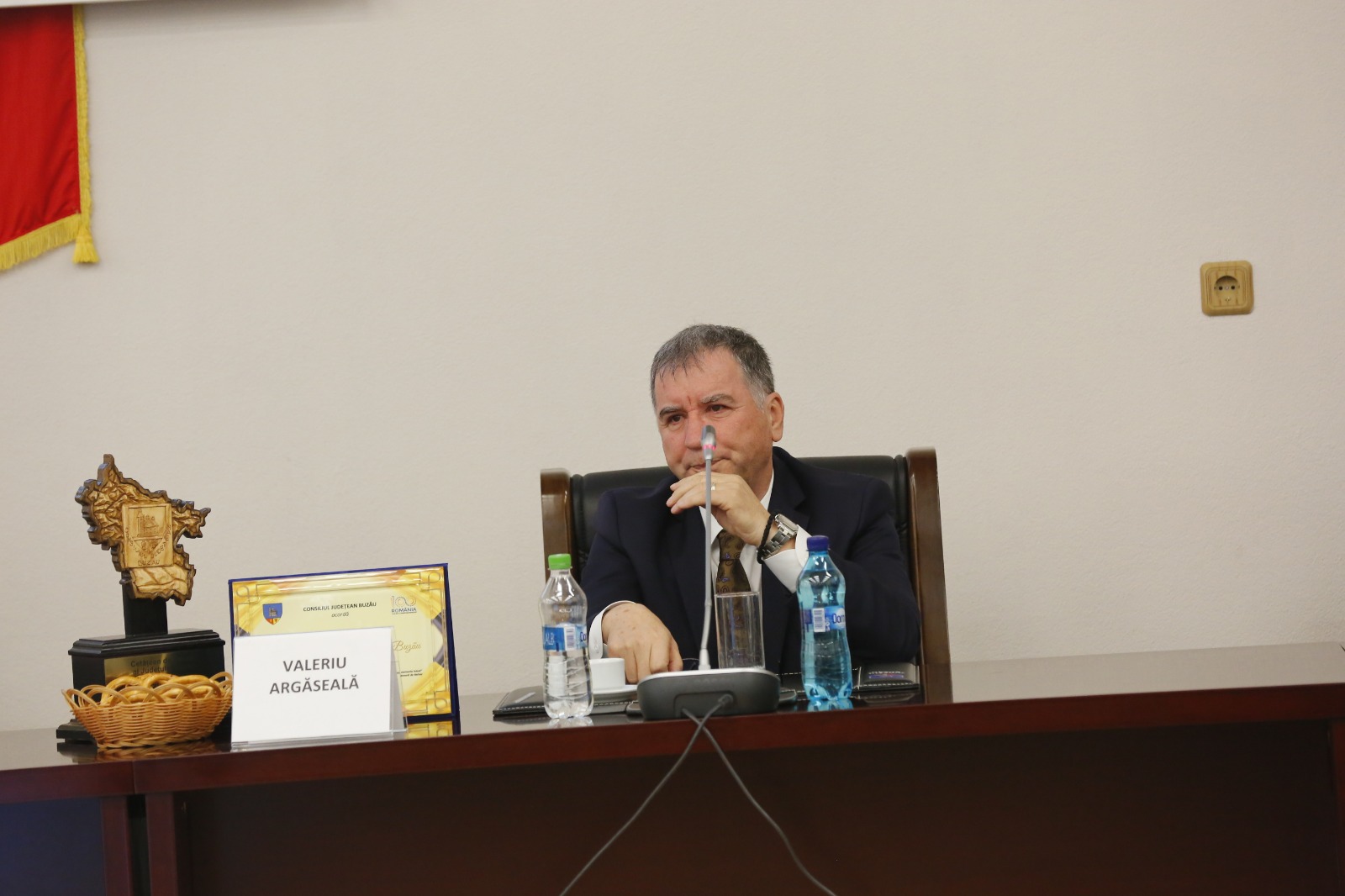 GALERIE FOTO/ Valeriu Argăseală a izbucnit în plâns când a primit placheta de cetățean de onoare al Buzăului. Aceeași distincție a primit-o și Ilie Năstase