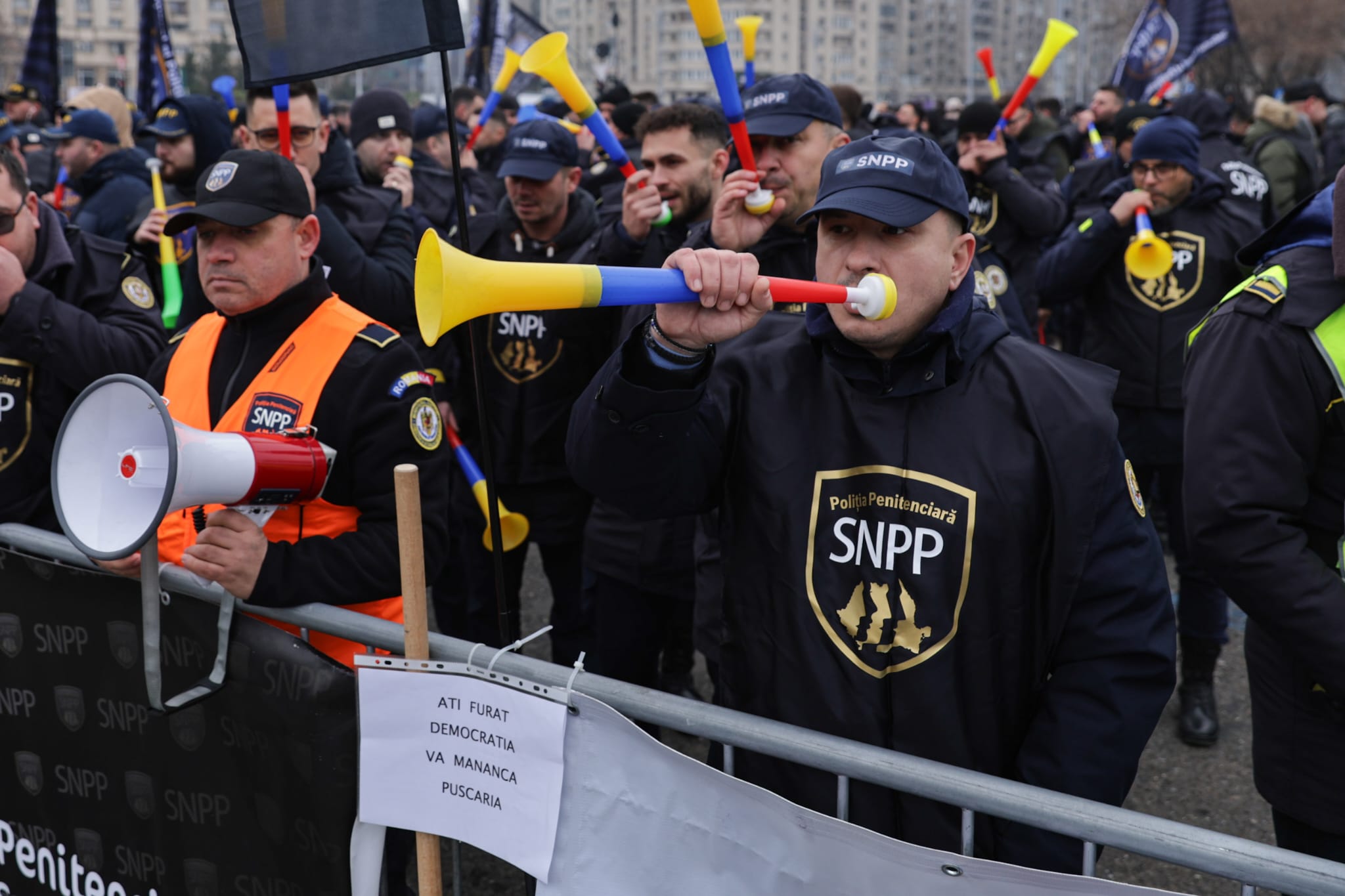 Protest în Piața Victoriei al sindicatelor din penitenciare faţă de Ordonanţa „trenuleţ”: „Guvernul nu îngheaţă salariile, ci le taie”
