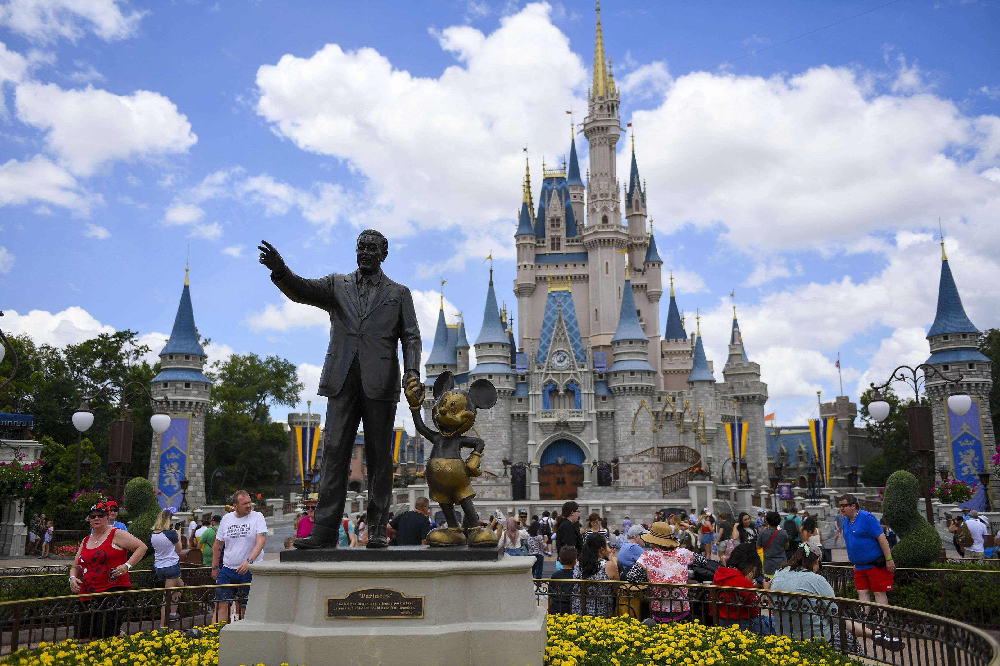 Un tată a dezvăluit cât l-a costat o zi la DisneyWorld cu întreaga familie. Suma este imensă