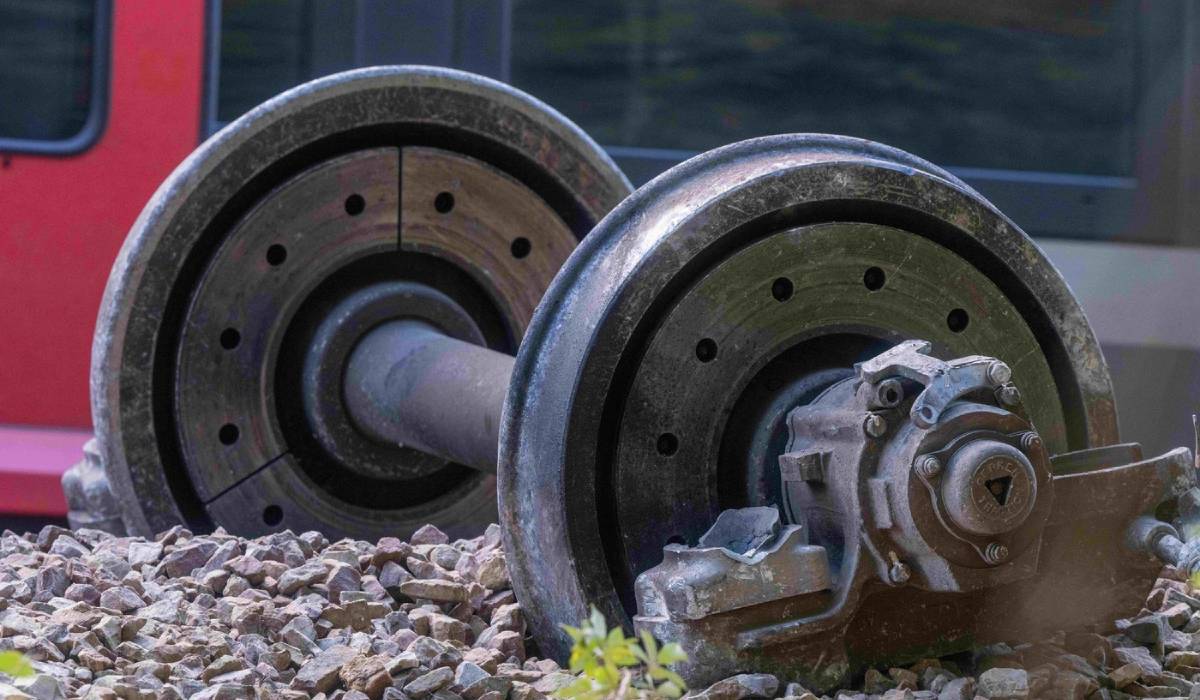 O șină de până la 300 kg ar putea fi cauza deraierii trenului cu 186 de oameni din Franța. Cum a ajuns pe calea ferată