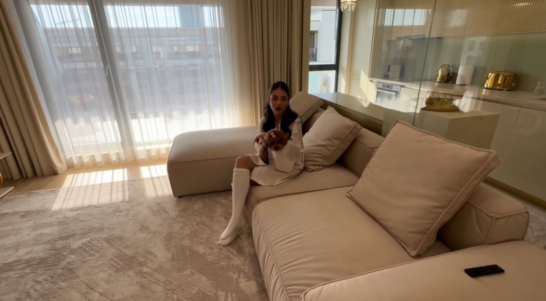 Imagini cu apartamentul din București în care locuiește Andreea Bostănică. Tânăra din Moldova câștigă 20.000 de euro pe săptămână