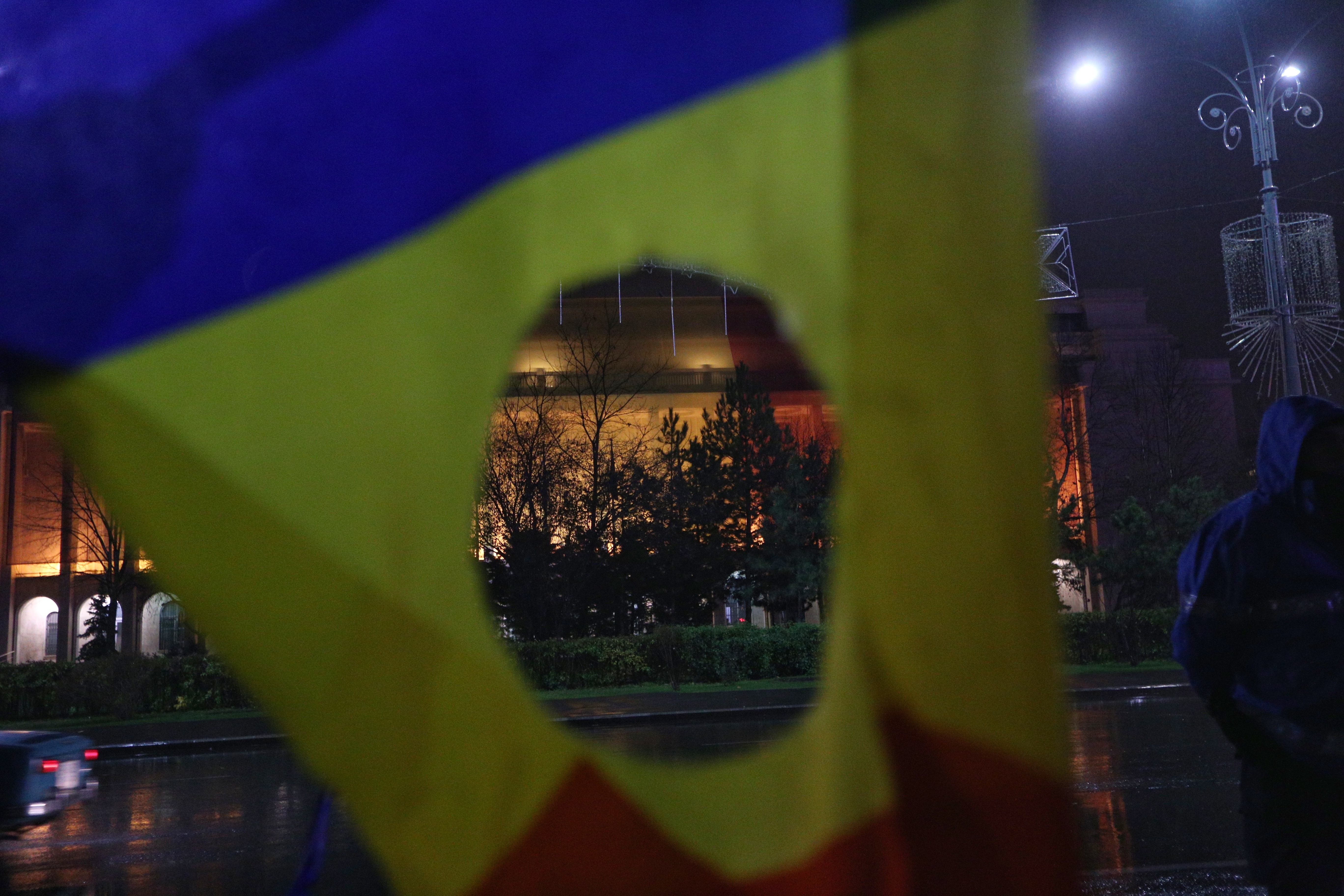 UPDATE. Protest în Piața Victoriei, de 1 Decembrie. Peste 2.000 de oameni s-au adunat la Guvern - VIDEO