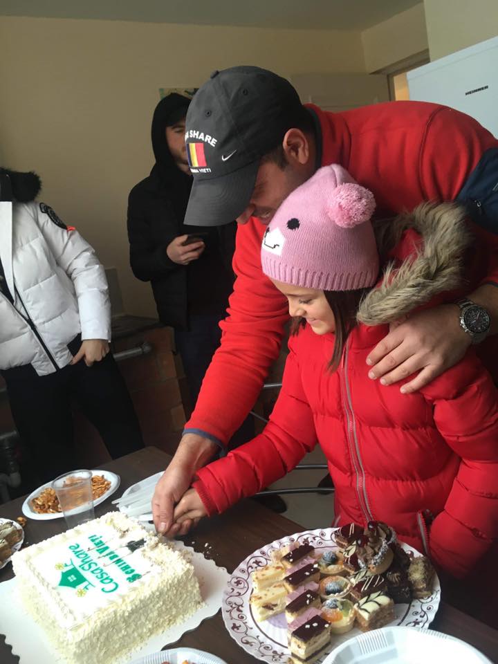 Roxana, fetița din Vaslui care își dorea doar "piure cu carne", a primit o casă de Crăciun / FOTO