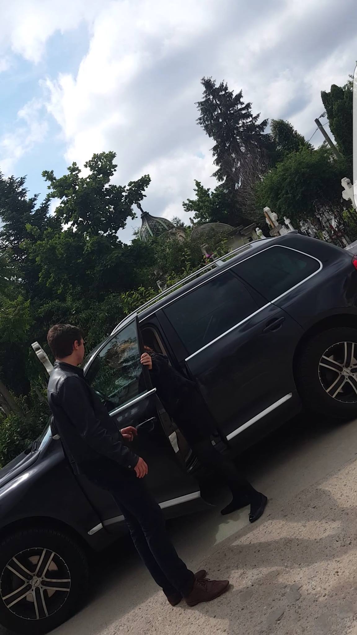 Dan Condrea a fost înmormântat. Funeralii cu şase preoţi şi două neveste | FOTO