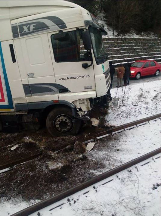 UPDATE / Traficul auto și feroviar între Huedin și Oradea au fost reluate, după accidentul rutier din zonă