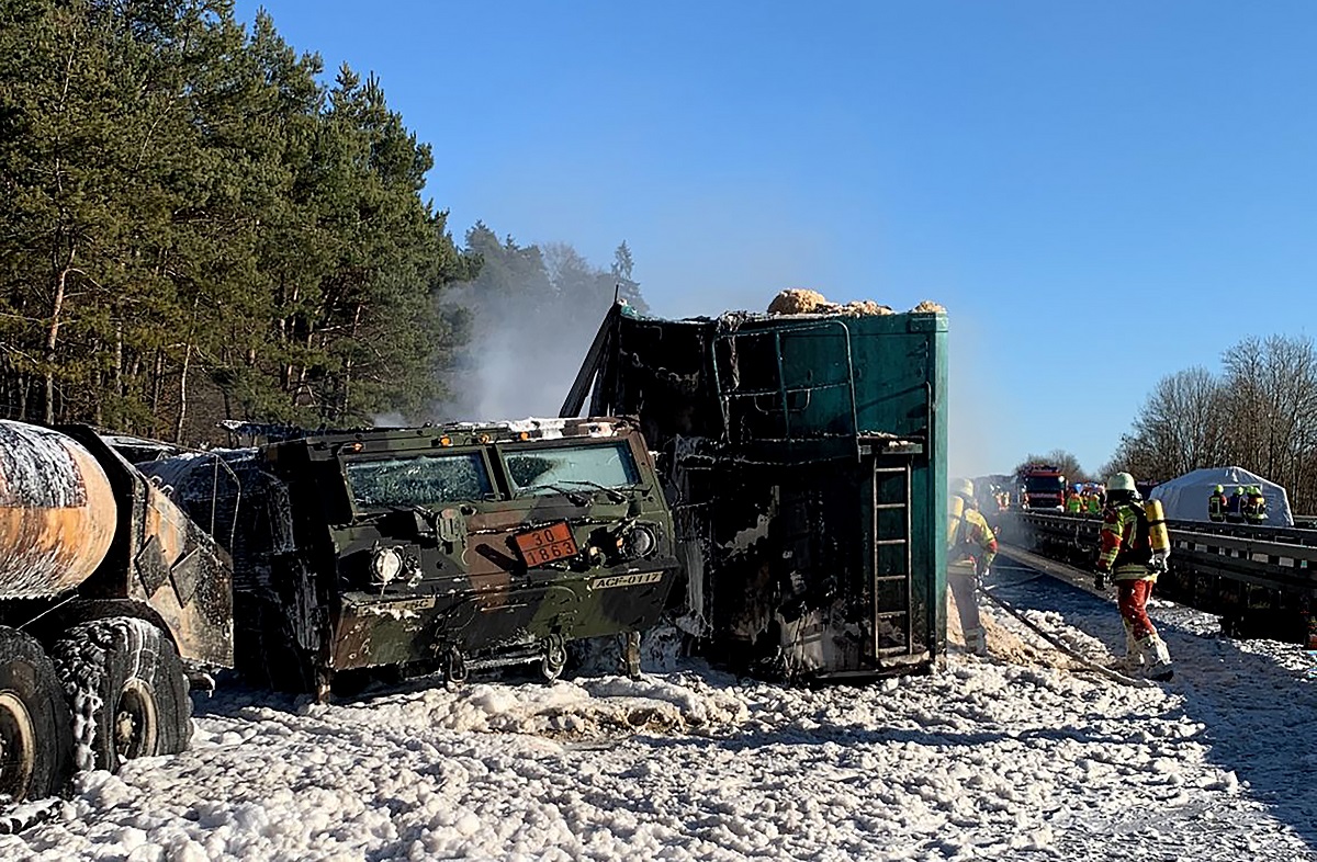 VIDEO | Convoi militar american în flăcări, în Germania. Un transportor plin cu soldați, lovit de un camion: un mort și opt răniți