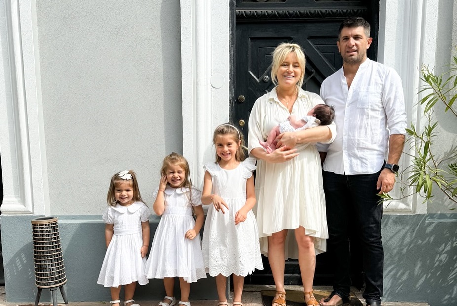 Prin ce trece Laura Cosoi la două luni după ce a devenit mamă a patra oară: „Nu mă puteam ridica din pat”. Și-a luat fiica pe platoul de filmare