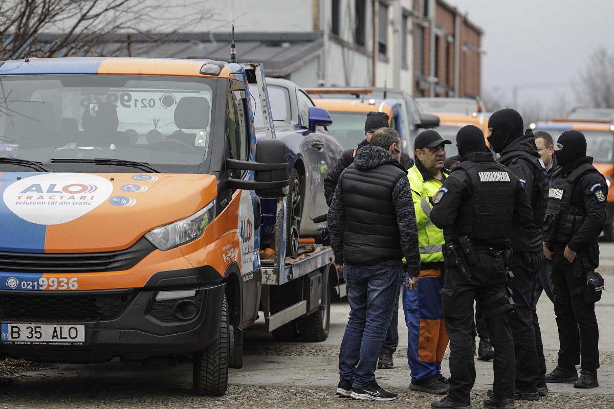 Mașinile de lux ale fraților Tate, ridicate de polițiști din curtea vilei, sâmbătă dimineață | FOTO