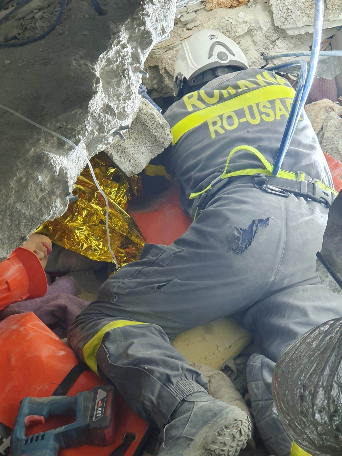 Adolescent de 16 ani, scos de sub dărâmături de salvatorii români trimiși în Turcia. Imagini cu intervenția