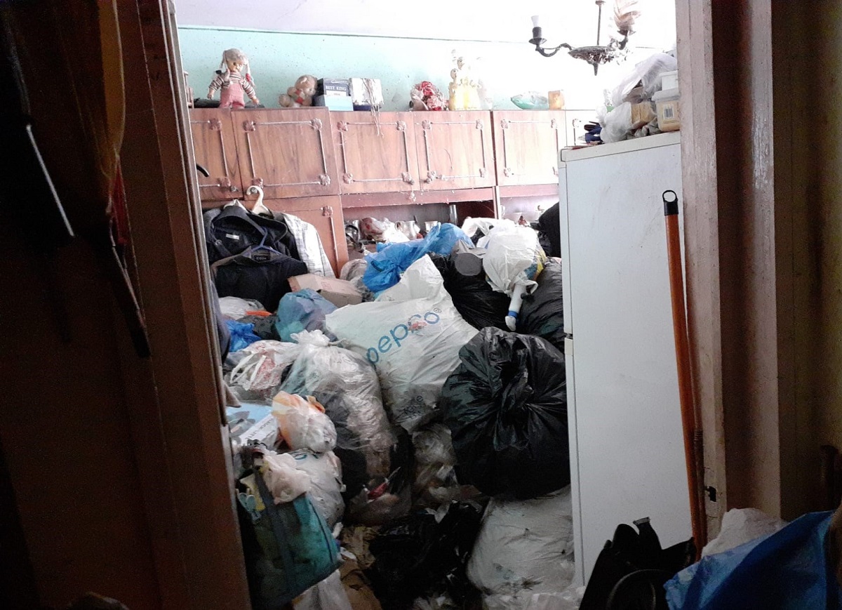 Un apartament din Baia Mare a fost curățat de tone de gunoaie prin Ordonanță Președințială. Proprietara și fiica ei, duse la Spitalul de Boli Infecțioase