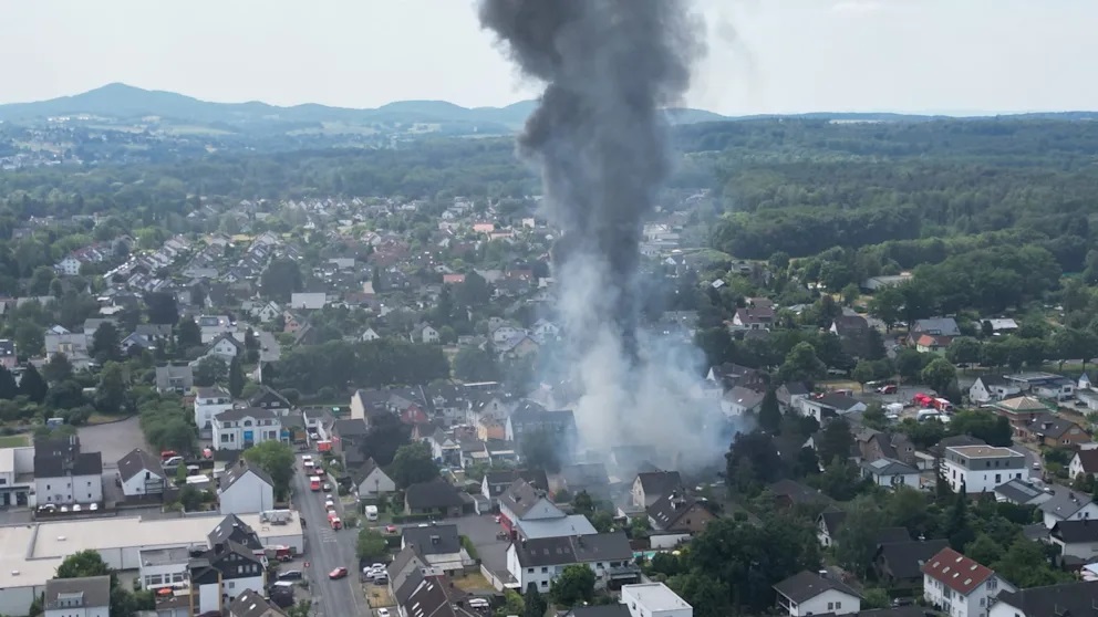 Doi pompieri voluntari, o femeie și un bărbat, uciși de o explozie în timp ce încercau să stingă un incendiu uriaș la un magazin de motociclete, în Germania