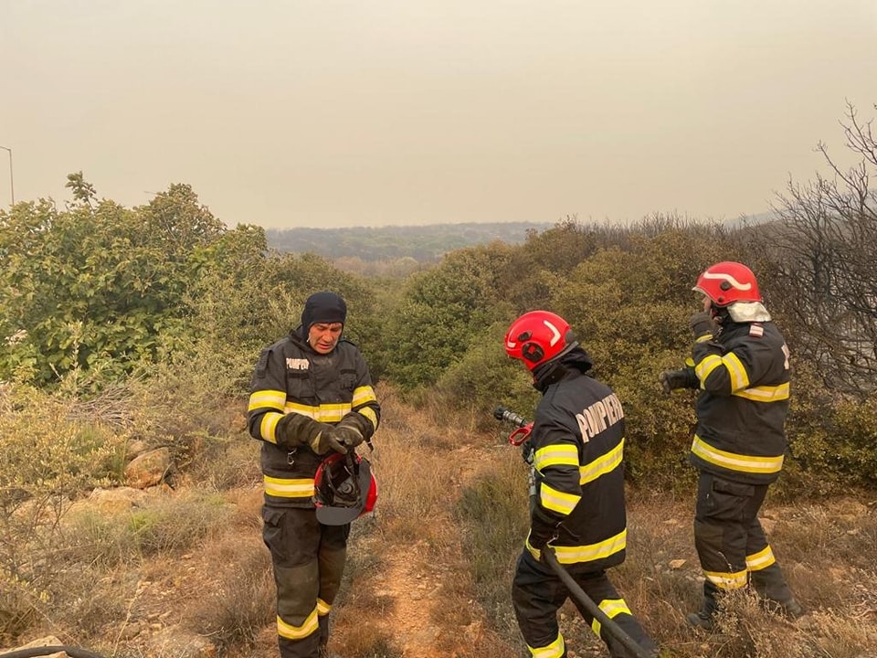 Pompierii români, trimiși din nou în Grecia. Imagini de la prima lor misiune, la un incendiu care amenință un spital
