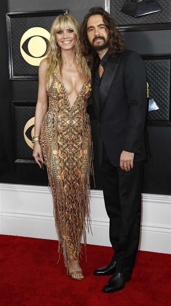 Ținutele vedetelor la Premiile Grammy 2023. Cardi B a avut o rochie excentrică, iar Camila Cabello a purtat un sutien transparent în loc de bluză