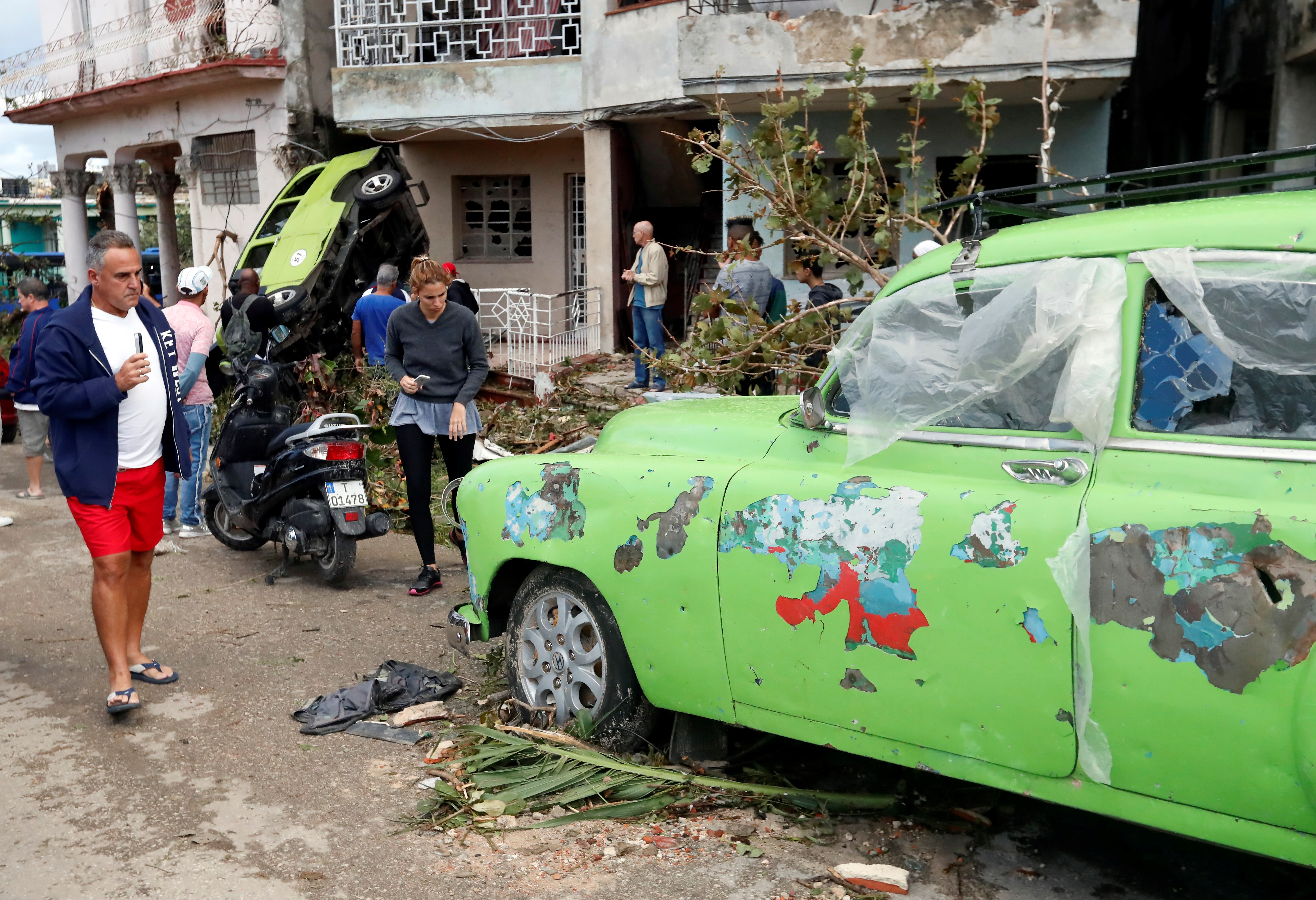 FOTO / Imaginile dezastrului provocat de tornada din Havana, în Cuba. Mașinile au fost spulberate de vânt