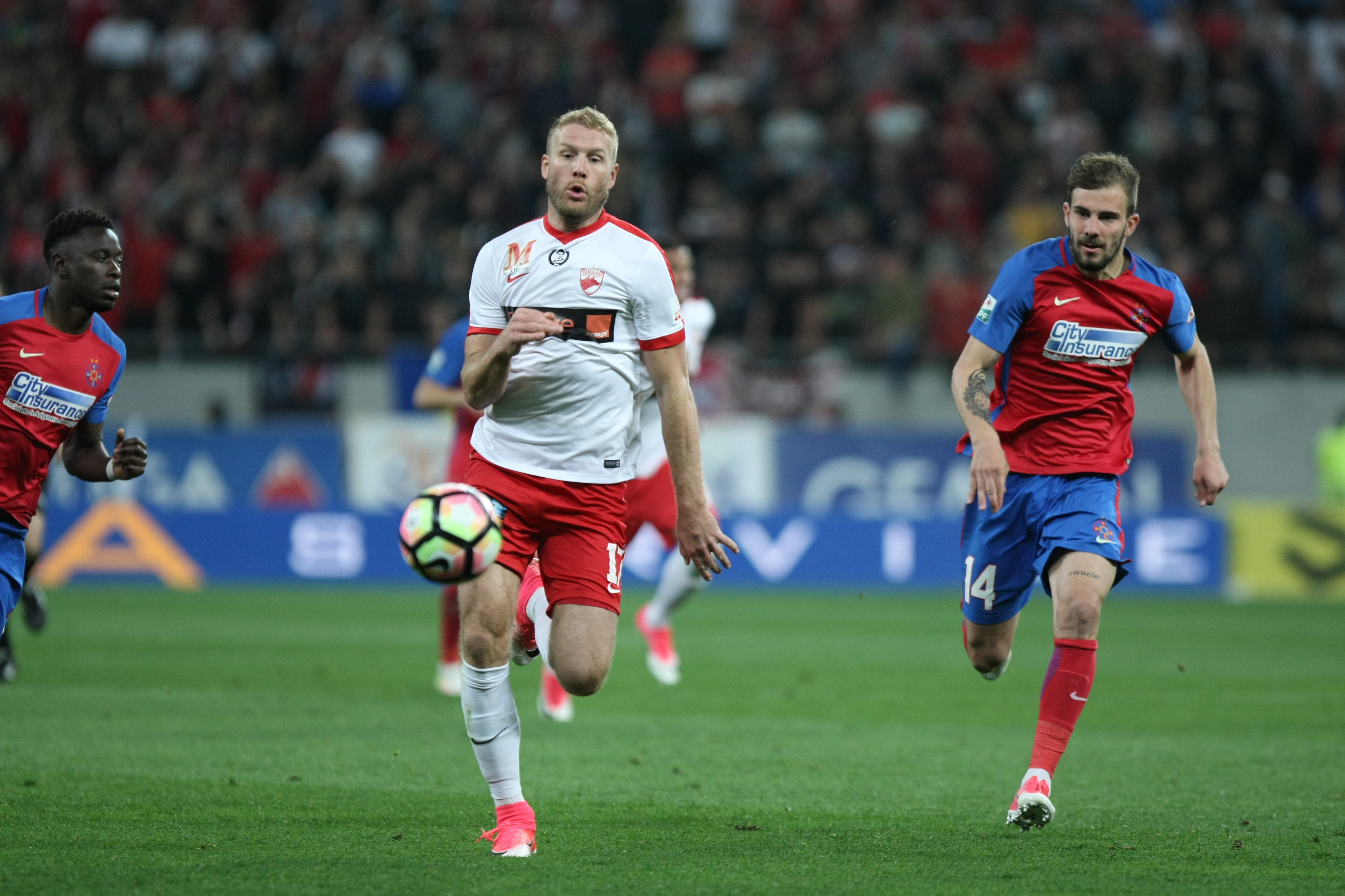 Liga I, etapa a 8-a, play-off: Dinamo - FCSB 2-1. Derby decis în minutul 96, din penalty! ”Cazul Bricheta”, nimica toată pe lângă bombardamentul de pe Arena Națională. Reghe, scandal cu arbitri | LIVE&VIDEO