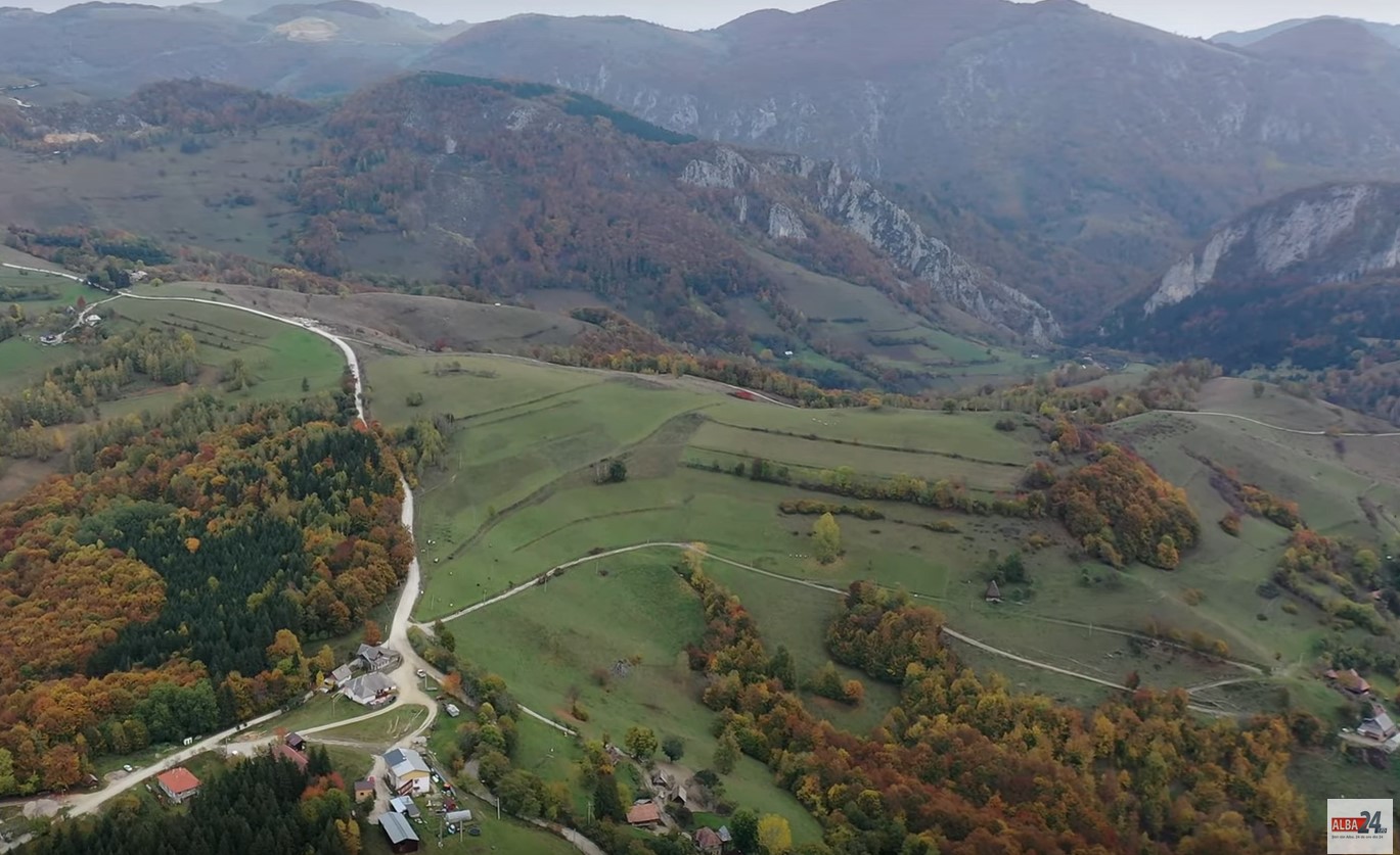 FOTO. Lucrări în ritm alert pe Transalpina de Apuseni. Până la sfârșitul anului, un lot de 43 km va fi gata