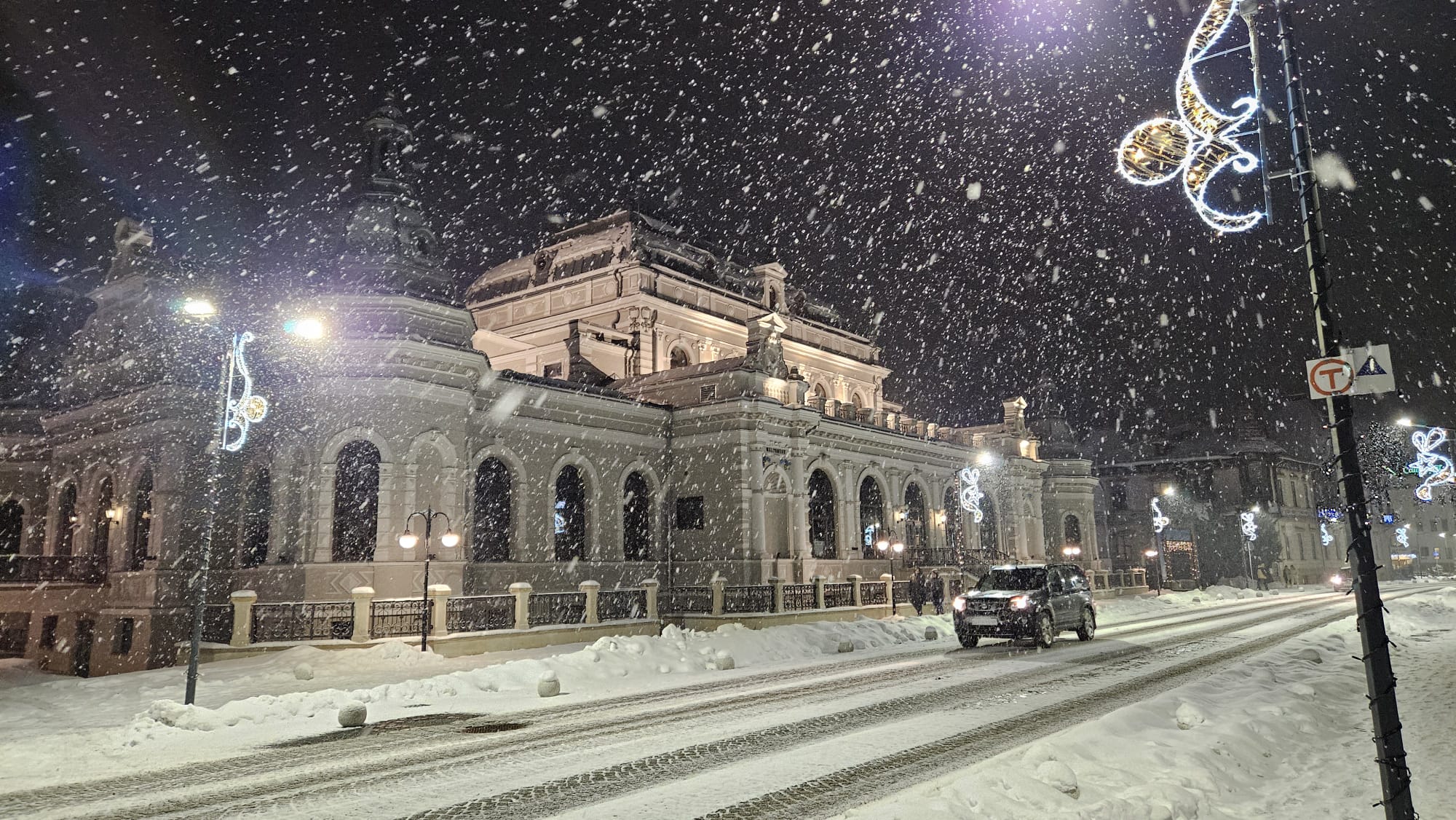 Vatra Dornei este pregătită pentru sfârșitul de an. Orașul-stațiune are hotelurile pline, pârtiile deschise și prețuri accesibile | REPORTAJ