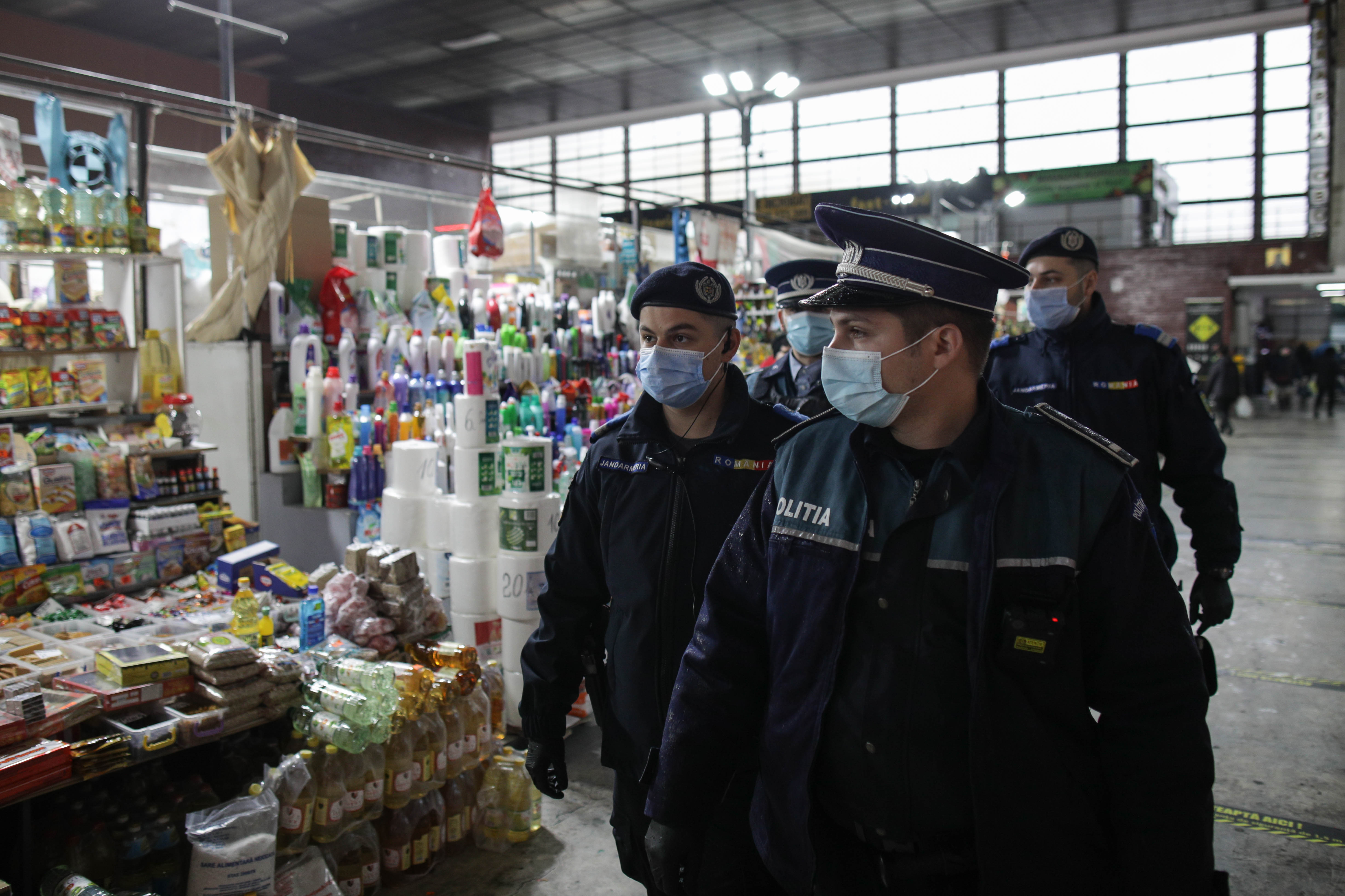 Controale în piața Obor din București. Se verifică dacă măsurile anti-COVID sunt respectate