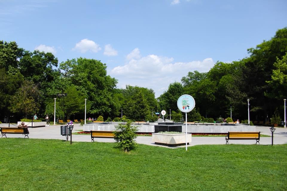 Apocalipsa din Parcul Tei: complexul de distracții abandonat, bănci vandalizate, munți de gunoaie, pontoane devastate. Pericol iminent de tragedii!