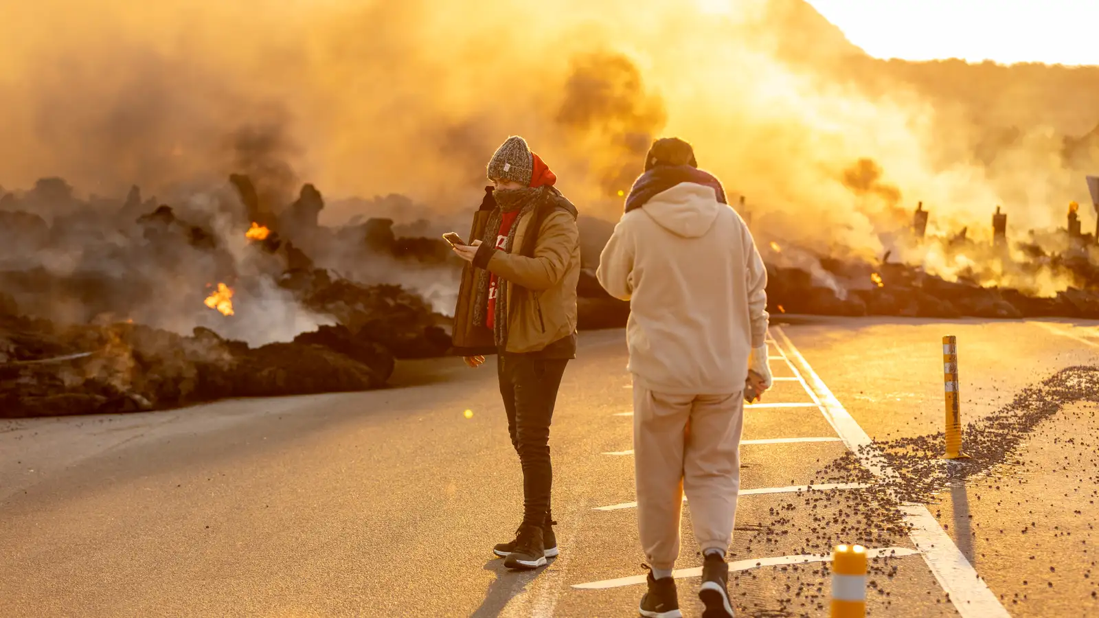 Turiști lângă râurile de lavă din Islanda. Fotografii impresionante ale erupției vulcanice de lângă stațiunea Laguna Albastră