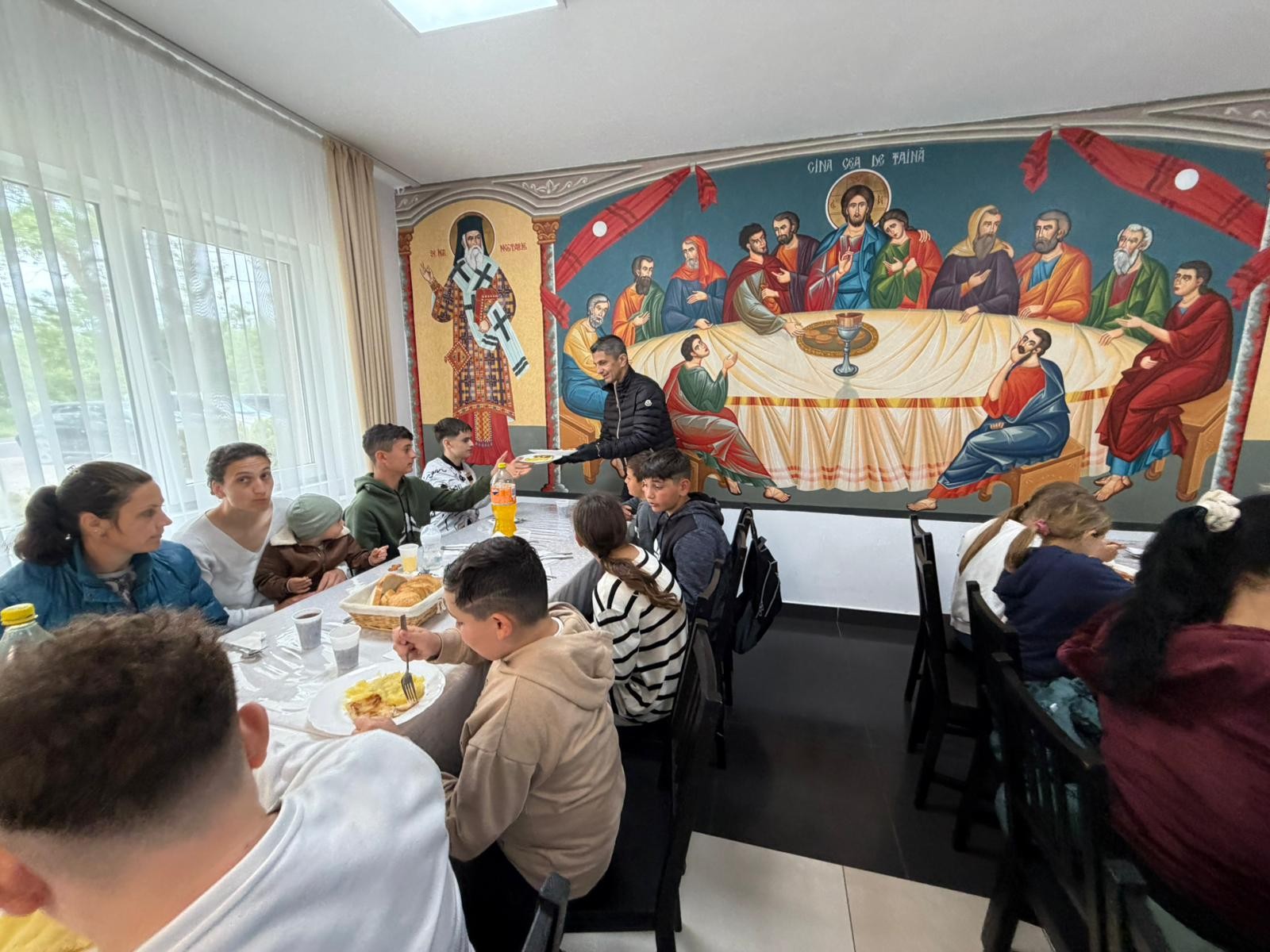 Imagini de la pomana lui Mircea Lucescu. Ce a făcut Răzvan Lucescu la 40 de zile după ce a murit tatăl lui