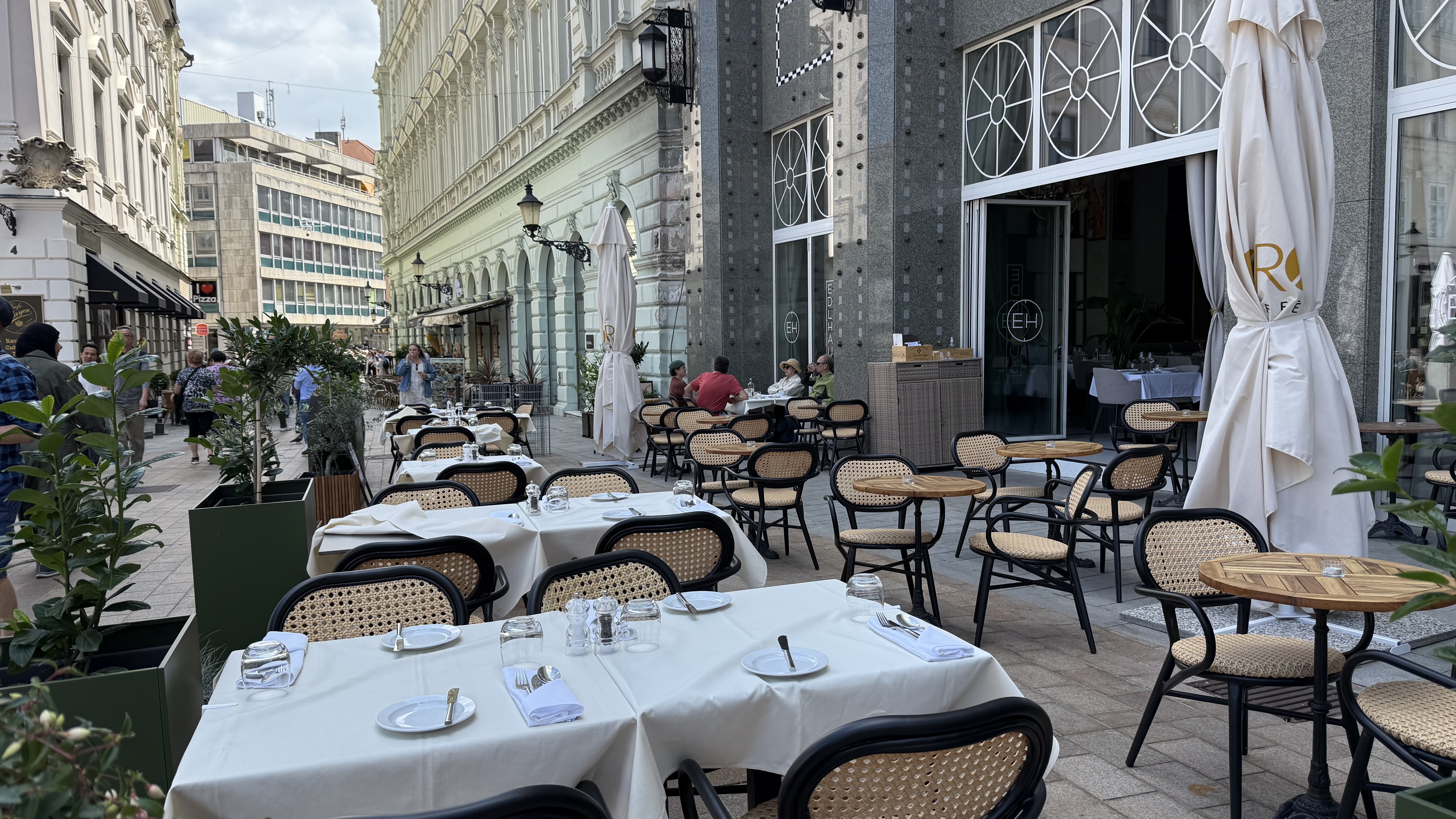 Cât plătești pentru un tuns și bărbierit la o frizerie de cartier din Bratislava: buget de restaurant în România