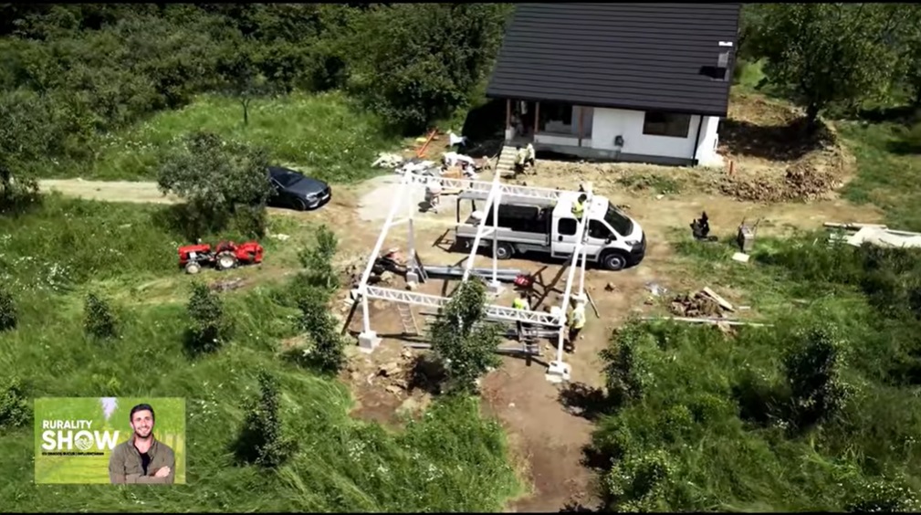 Dragoș Bucur și-a construit casă la țară: „M-am hotărât să mă fac țăran”. Primele imagini cu actorul pe tractor și cu noua locuință