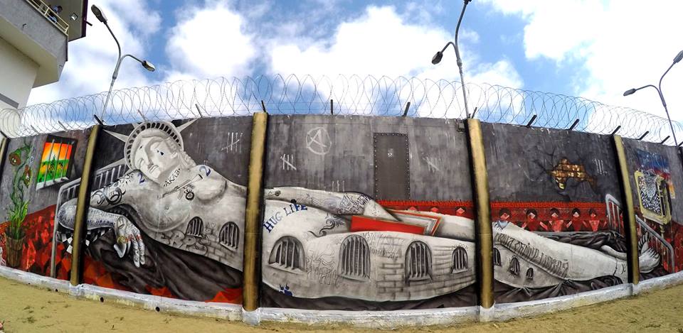 Artă în Penitenciarul Vaslui! Deținuții și artiștii au desenat cot la cot pereții pușcăriei