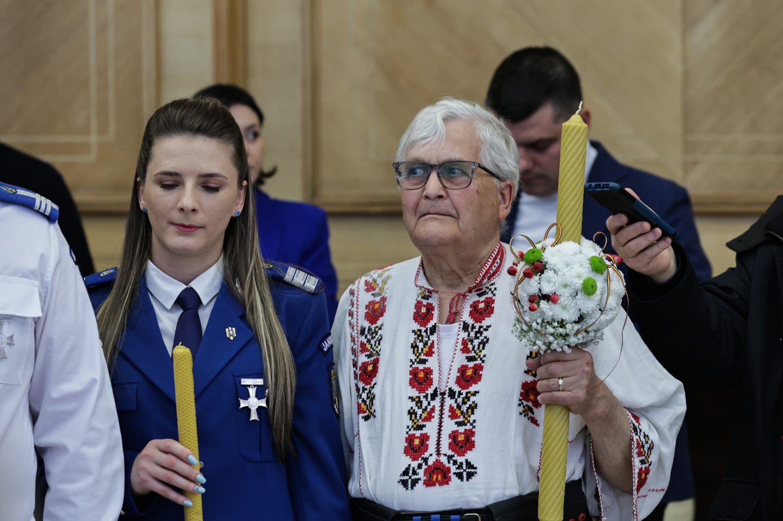 „Hristos a Înviat!” a răsunat sâmbătă la miezul nopții în întreaga Românie. „Un dar al iubirii lui Dumnezeu pentru noi toți”