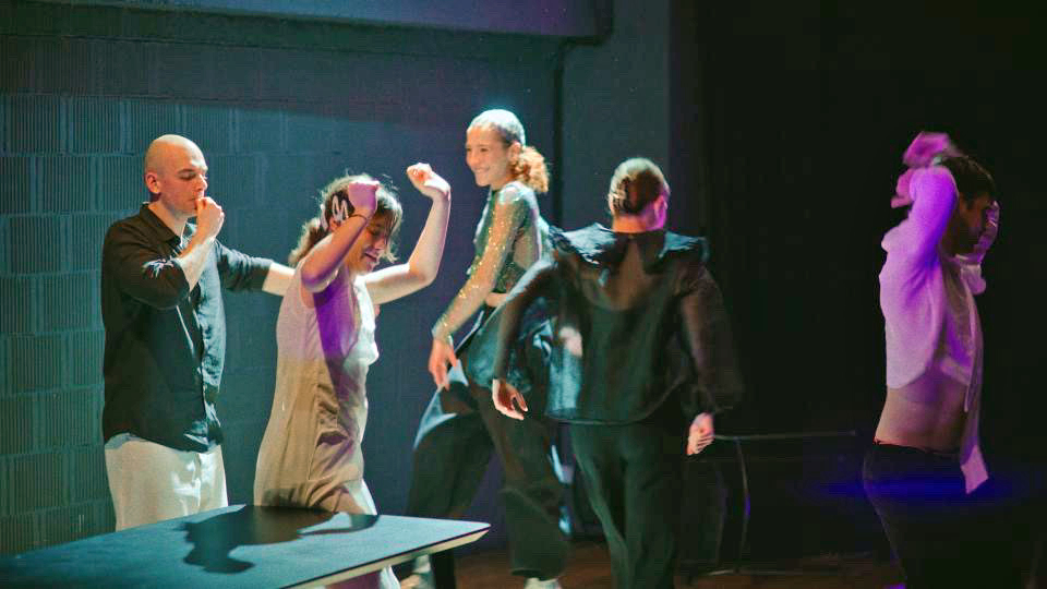 Cum va arăta teatrul în viitor? Spectacolul-experiment care ne pune față-n față cu anxietățile: „Trăiesc cu impresia puternică că pentru mulți dintre noi a devenit tot mai greu să ne imaginăm ce urmează”