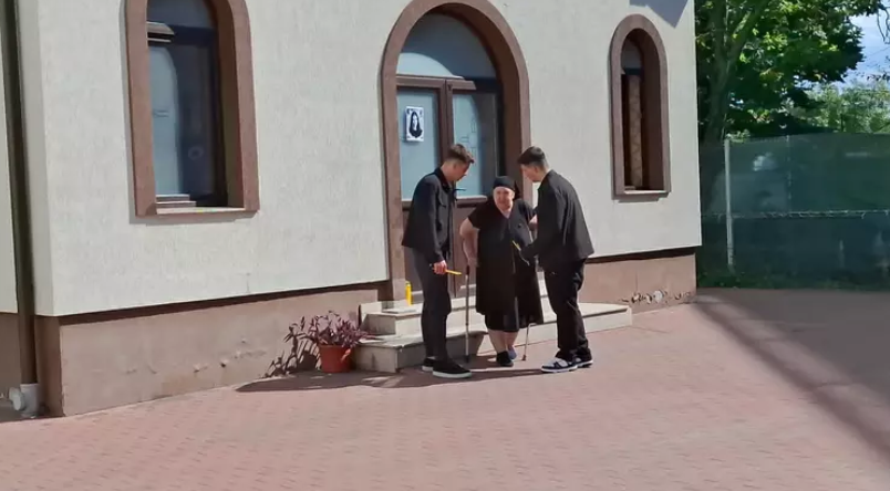 Imagini dureroase. Trupul neînsuflețit al Mădălinei Apostol a fost depus la capelă
