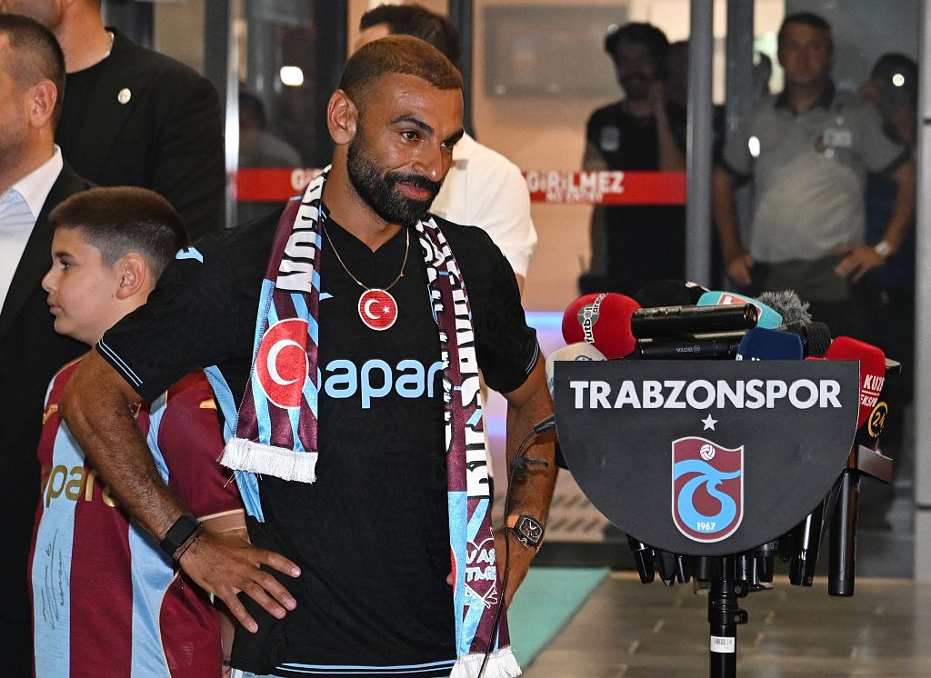 Hihetetlen hangulat és több ezer szurkoló várta új klubjánál Mohamed Szalah-t – Akár Budapesten is pályára léphet – videó