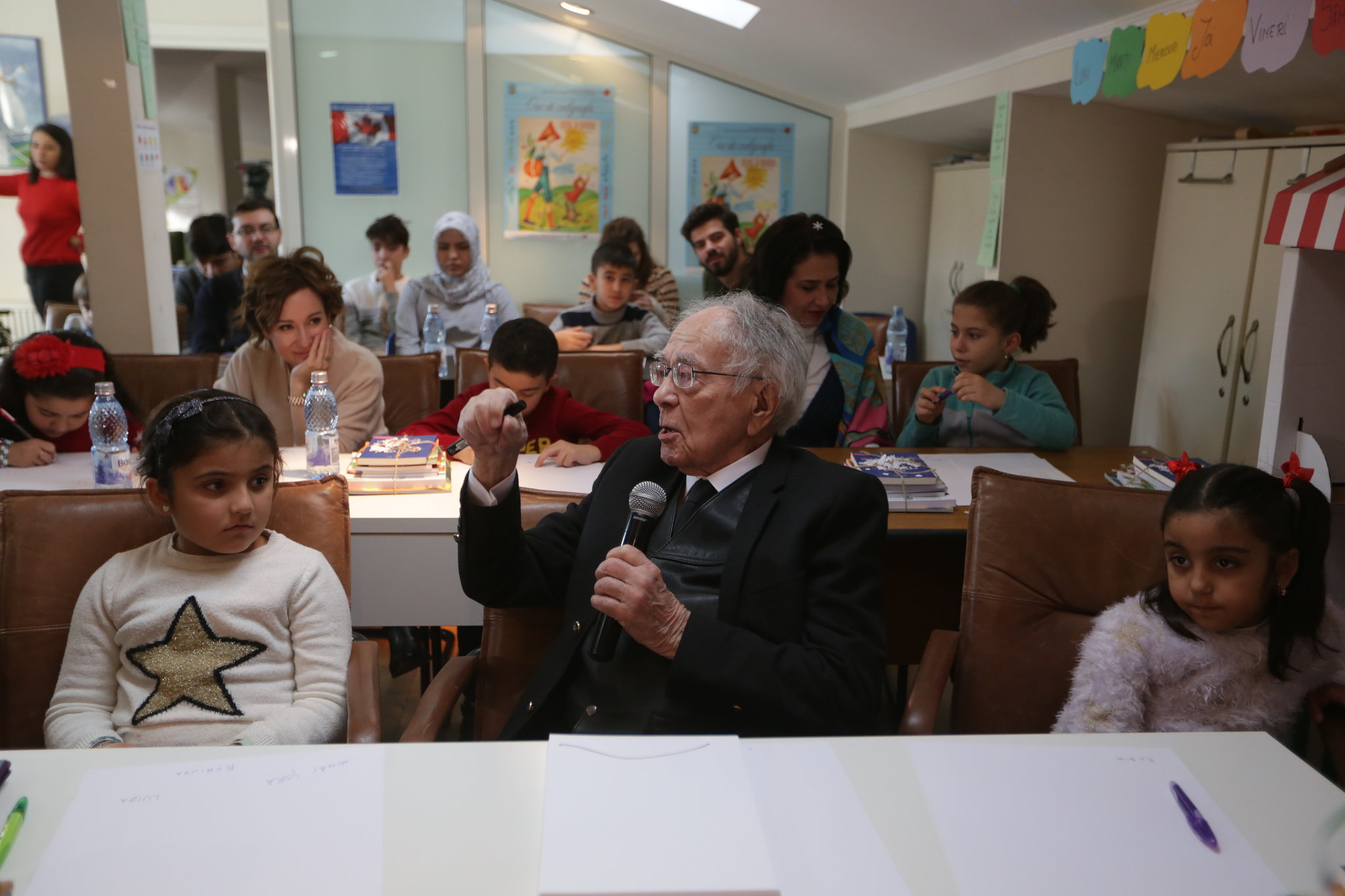 GALERIE FOTO / "Ora de Caligrafie", pentru copiii din familii de refugiaţi. Mihai Șora și Medeea Marinescu, printre invitați