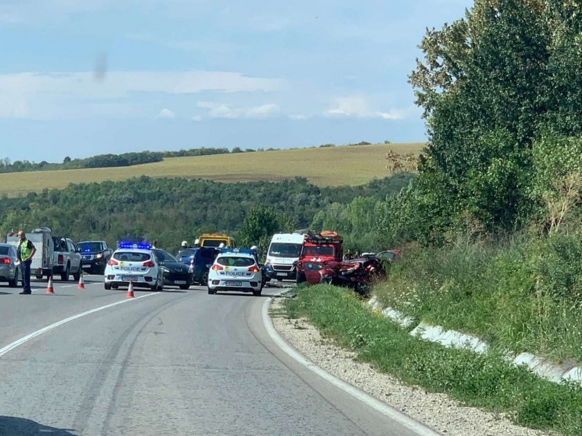Șoferiță română, între cei trei morți din accidentul cu două Dacii de pe o șosea din Bulgaria, tranzitată de mii de turiști români