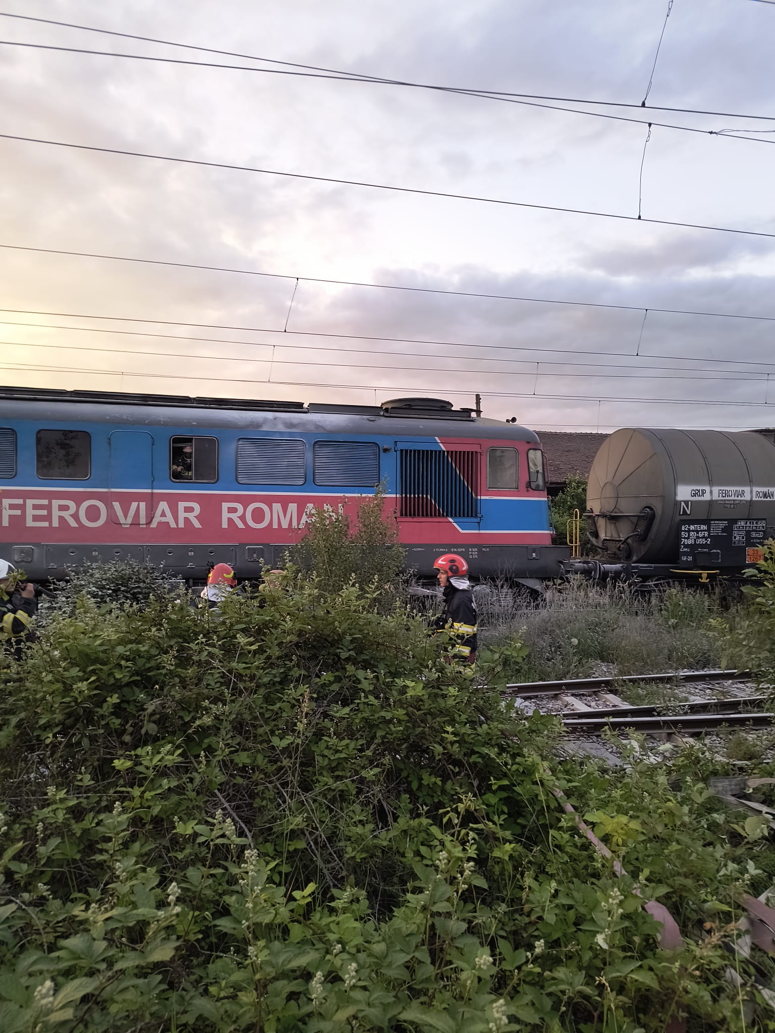 Locomotiva unui tren care transporta țiței a luat foc la Valea Călugărească. Unde era oprit marfarul cu 36 de vagoane