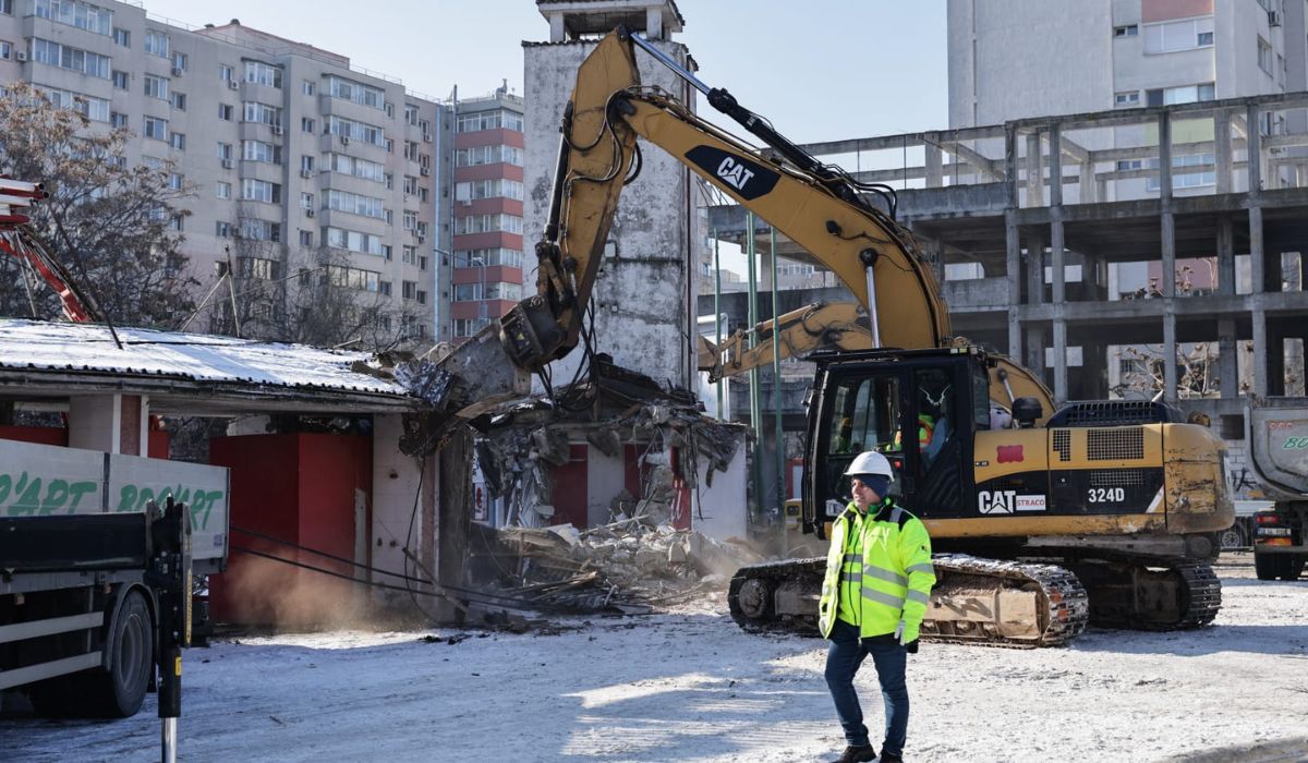 Demolarea stadionului Dinamo a început, în fața a 300 de suporteri. Ce va fi construit pe rămășițele arenei: „De azi înainte va fi doar istorie” 
