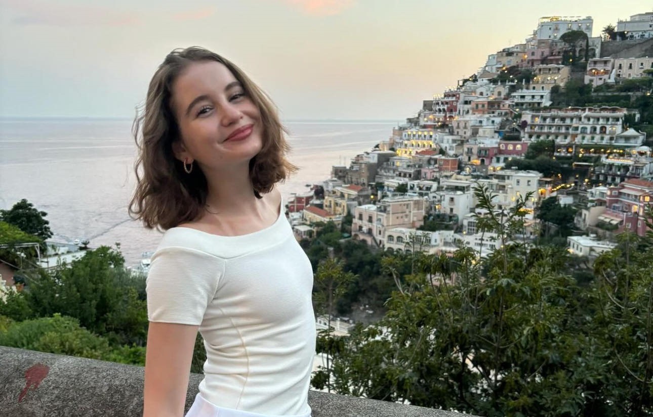 Irina Columbeanu calcă pe urmele mamei sale și se inspiră din ținutele Monicăi Gabor. Poartă o geantă de 30.000 de euro