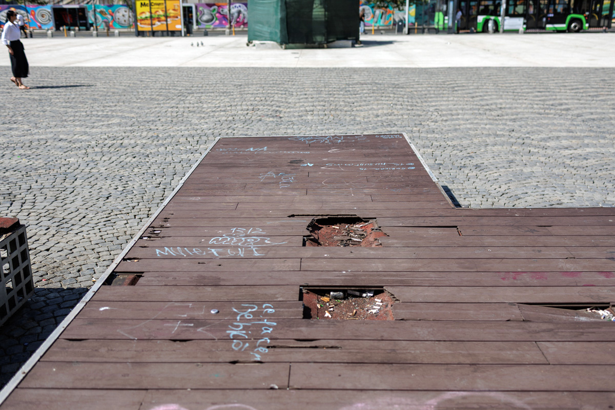 Curățarea Centrului Istoric a început, dar nu se vede. Cea mai profitabilă zonă turistică din București arată deplorabil