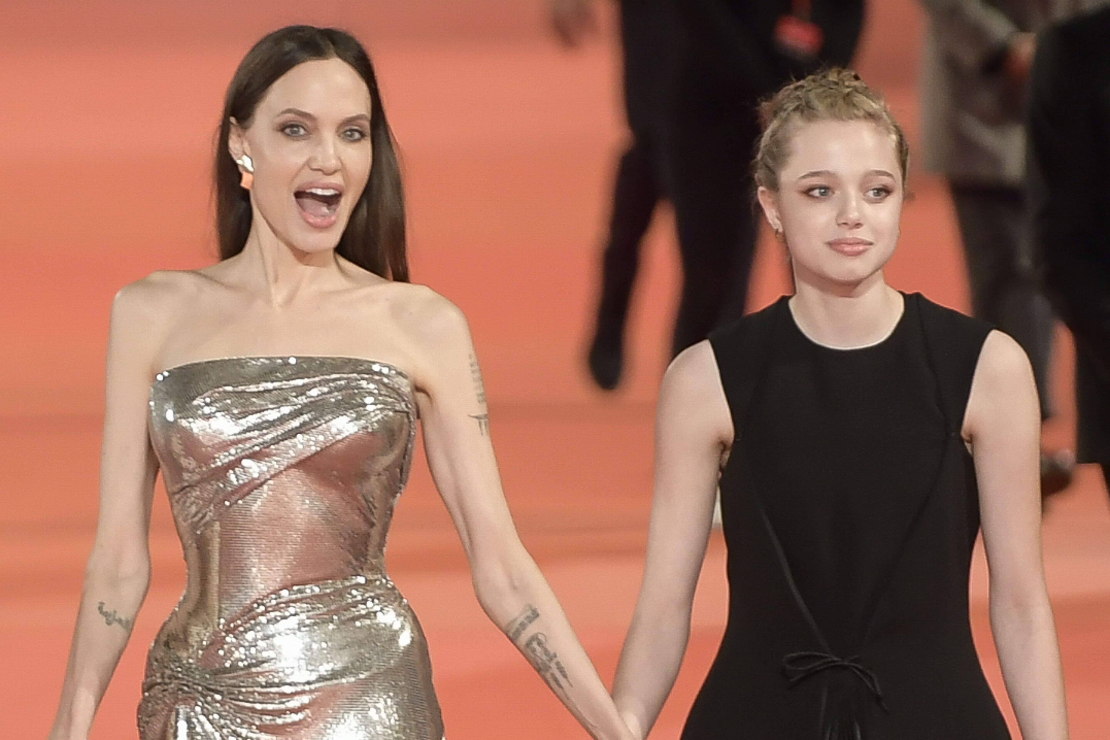 Cum arată Shiloh, fiica Angelinei Jolie și a lui Brad Pitt, după ce a renunțat la dorința de a fi băiat. S-a vopsit și e de nerecunoscut