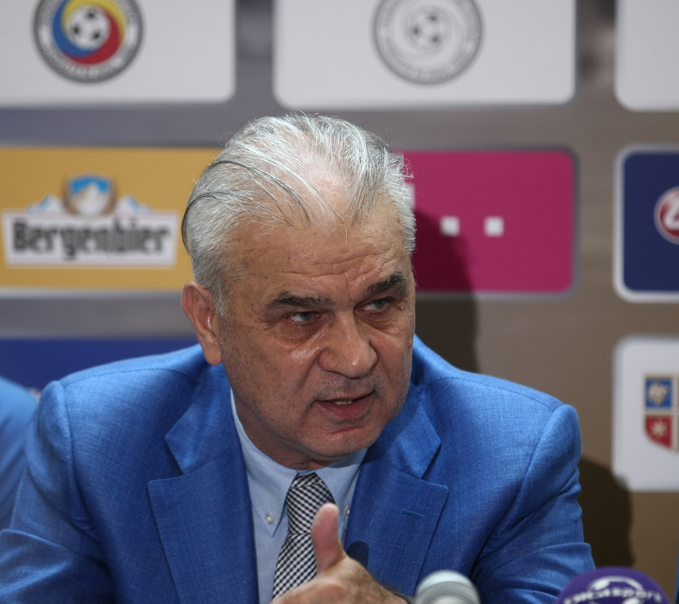Schimb de replici fabuloase între Iordănescu și Budescu. ”Aștept să te apuci de fotbal”. ”Ce vrei, bă, cine ești?” / GALERIE FOTO