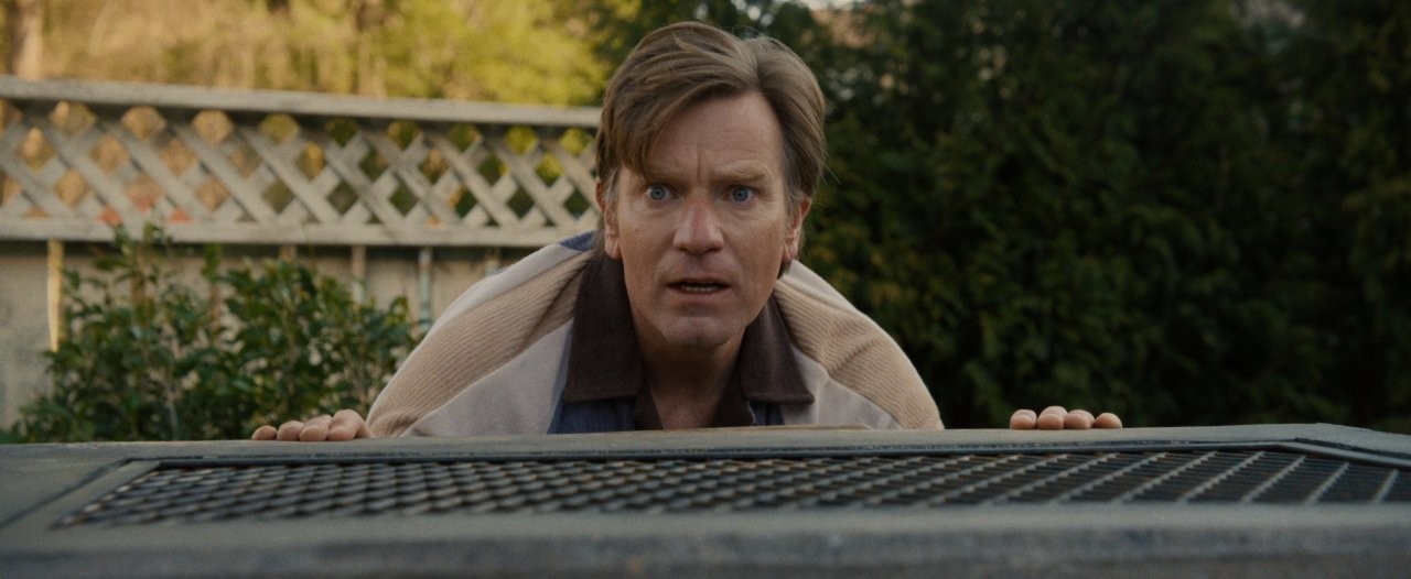 Filmul cu dinozauri în care Anne Hathaway și Ewan McGregor au rolurile principale ajunge în România. Unde poate fi văzut „Capătul Străzii Stejar”