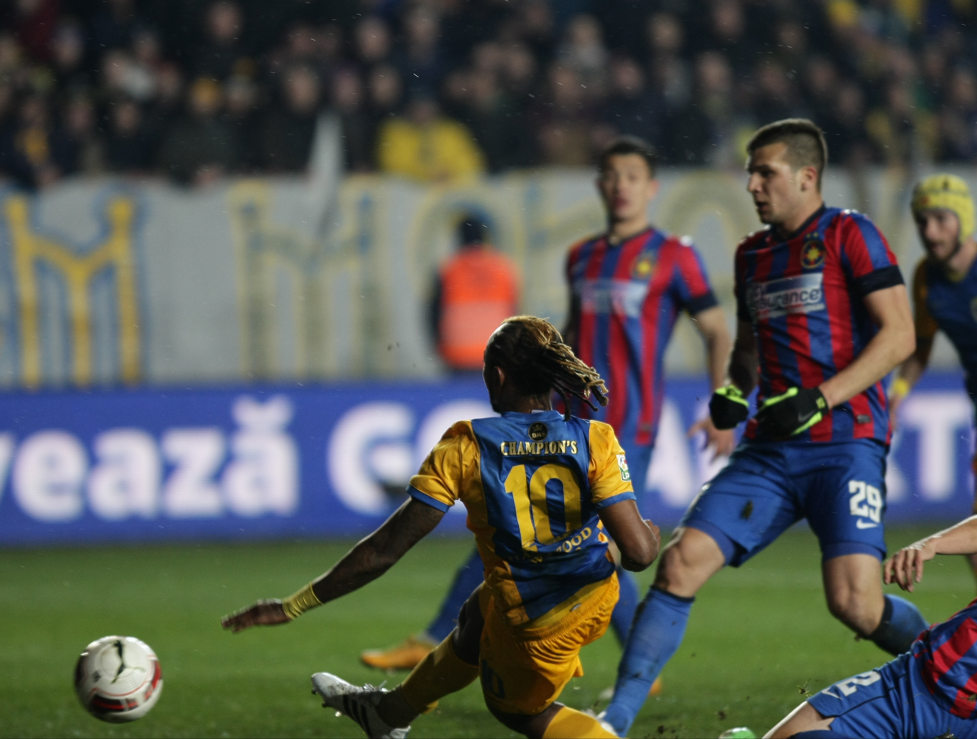 Cupa României, semifinale: PETROLUL - STEAUA 1-1. Arbitru ComănesKO / VIDEO